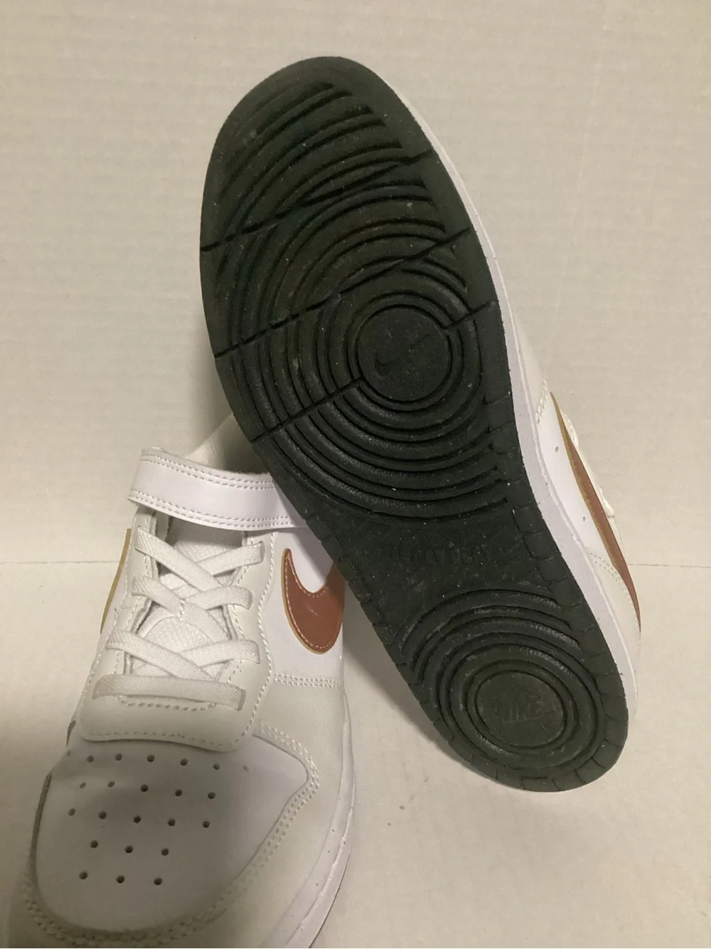 Nike Kids White Sneakers with Metallic Bronze Swoosh size 3Y